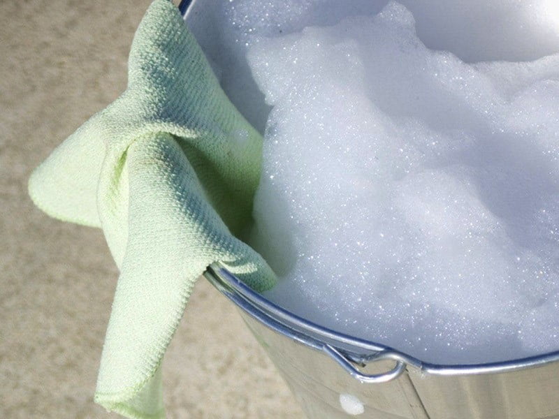 تمیز کردن مبل مخمل با آب و صابون