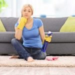 { بهترین } روش تمیز کردن مبل پارچه ای از لکه های مختلف چیست؟ (جدید) شامپو فرش